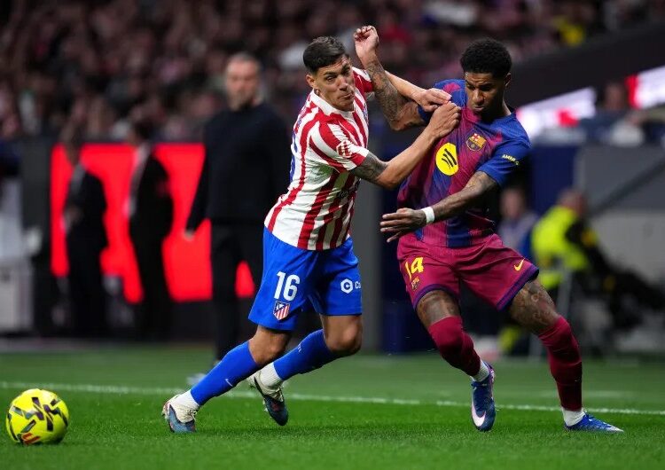 বল দখলের জন্য বার্সেলোনা ও আতলেতিকো মাদ্রিদের দুই খেলোয়াড়ের মাঝে লড়াই