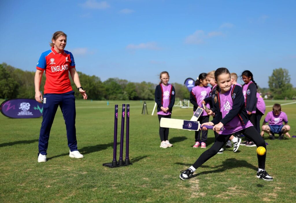 লন্ডনের রেইনস পার্ক স্পোর্টস গ্রাউন্ডে আয়োজিত এক বিশেষ ক্রিকেট উৎসবে উপস্থিত ছিলেন ইংল্যান্ড নারী দলের অধিনায়ক হিদার ক্লেয়ার নাইট