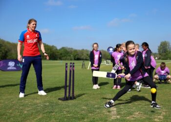 লন্ডনের রেইনস পার্ক স্পোর্টস গ্রাউন্ডে আয়োজিত এক বিশেষ ক্রিকেট উৎসবে উপস্থিত ছিলেন ইংল্যান্ড নারী দলের অধিনায়ক হিদার ক্লেয়ার নাইট