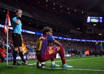 বলের ওপর বসে আছেন লামিনে ইয়ামাল। (ছবি: গেটি ইমেজেস)