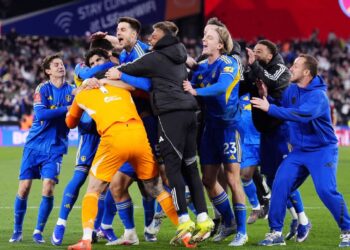 জয়ের পর গোলরক্ষককে ঘিরে লিডস ইউনাইটেডের খেলোয়াড়দের উৎসব