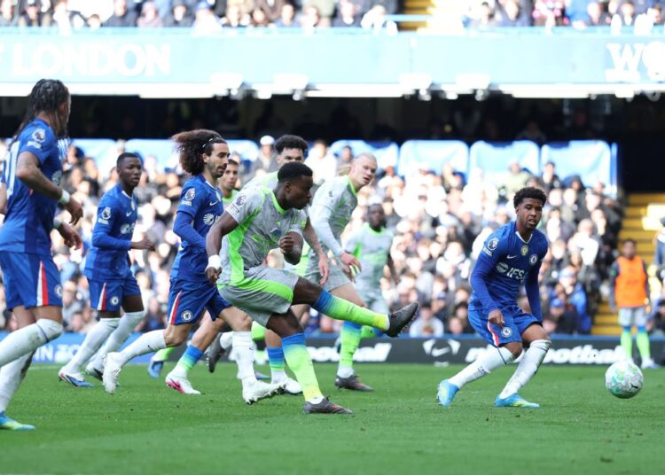 চেলসির জালে বল ফেলছেন ম্যানচেস্টার সিটির মার্ক গুয়েহি