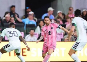 বল নিয়ে এগিয়ে যাওয়ার চেষ্টা লিওনেল মেসির