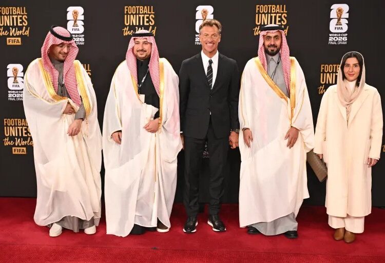 বিশ্বকাপ ড্র'তে সৌদি আরবের কর্মকর্তাদের সঙ্গে রেনার্ড