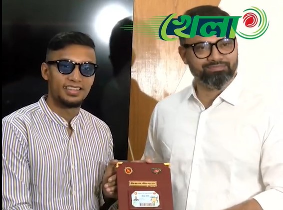 যুব ও ক্রীড়া প্রতিমন্ত্রীর কাছ থেকে ক্রীড়া কার্ড নিচ্ছেন জামাল ভূঁইয়া