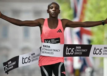 অ্যাথলেটিক্সের ইতিহাসে এক অবিশ্বাস্য অধ্যায়ের জন্ম দিলেন কেনিয়ার দৌড়বিদ সেবাস্তিয়ান সাওয়ে। ম্যারাথন দৌড়ে প্রথমবারের মতো দুই ঘণ্টার বাধা ভেঙে