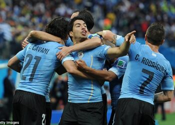 জাতীয় দলের হয়ে গোলের পর সতীর্থদের সঙ্গে সুয়ারেজ