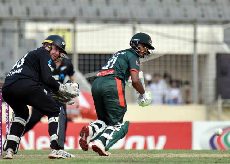 জয়ের পর নিউজিল্যান্ডের খেলোয়াড়দের সঙ্গে হাত মেলাচ্ছেন তাওহিদ হৃদয়