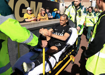 ২৫শে এপ্রিল, ২০২৬ তারিখে ইংল্যান্ডের উলভারহ্যাম্পটনের মলিনিউতে উলভারহ্যাম্পটন ওয়ান্ডারার্স এবং টটেনহ্যাম হটস্পারের মধ্যে অনুষ্ঠিত প্রিমিয়ার লিগের ম্যাচ চলাকালীন টটেনহ্যাম হটস্পারের জাভি সিমন্সকে আহত অবস্থায় স্ট্রেচারে করে মাঠ থেকে বের করে নিয়ে যাওয়া হচ্ছে। (ছবি: গেটি ইমেজেস)