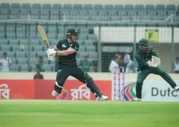 ২৪৮ রানের টার্গেটে ব্যাটিংয়ে নেমে শুরুতেই চাপে বাংলাদেশ