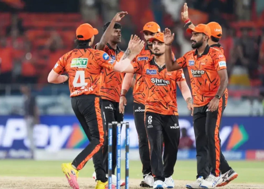 অভিষেকের শতকে হায়দরাবাদ হারাল দিল্লিকে