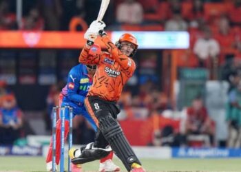 অভিষেকের শতকে হায়দরাবাদ হারাল দিল্লিকে