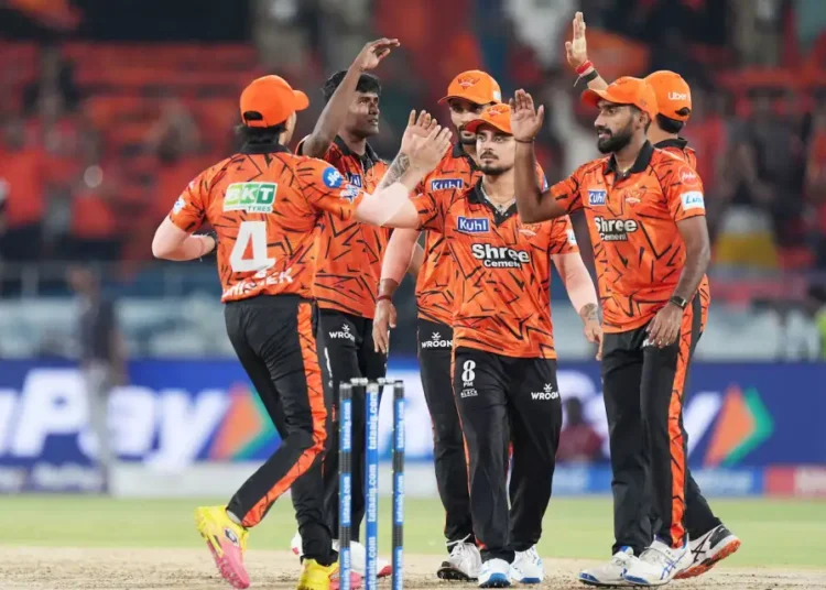 অভিষেকের শতকে হায়দরাবাদ হারাল দিল্লিকে