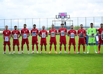 গত ৩১ মার্চ তুরস্কের আনাতোলিয়ার টাইটানিক মারদান প্যালেস স্পোর্টস কমপ্লেক্সে ফিফা সভাপতি জিয়ান্নি ইনফান্তিনোর উপস্থিতিতে কোস্টারিকার বিপক্ষে একটি প্রীতি ম্যাচপূর্ব অনুষ্ঠানে ইরান জাতীয় ফুটবল দলের খেলোয়াড়রা যুদ্ধে নিহত শিশুদের পাশাপাশি ক্ষতিগ্রস্ত হাসপাতাল এবং ঐতিহাসিক ভবনগুলোর ছবি হাতে (ছবি: গেটি ইমেজেস)