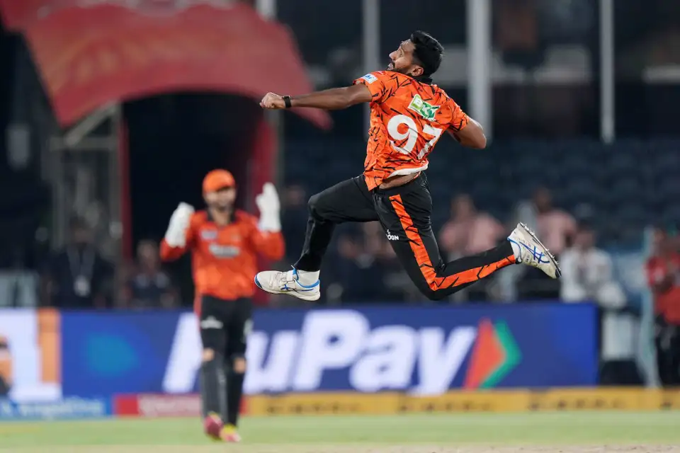 অভিষেকের শতকে হায়দরাবাদ হারাল দিল্লিকে