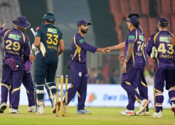 ছয় ম্যাচ জয়হীন কলকাতা-গুজরাটের হ্যাটট্রিক জয়