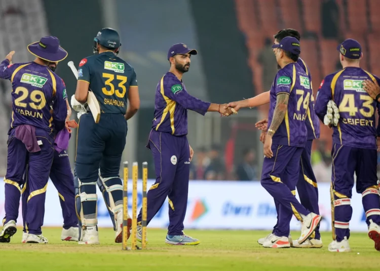 ছয় ম্যাচ জয়হীন কলকাতা, গুজরাতের হ্যাটট্রিক জয়