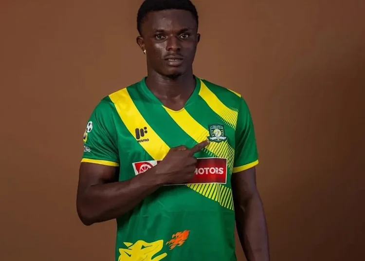 ফুটবলারবাহী বাস ডাকাতদের কবলে পড়ে, আর সেই হামলায় প্রাণ হারিয়েছেন মাত্র ২০ বছর বয়সী তরুণ ফুটবলার ডমিনিক ফ্রিমপং। মর্মান্তিক এই ঘটনায় শোকের