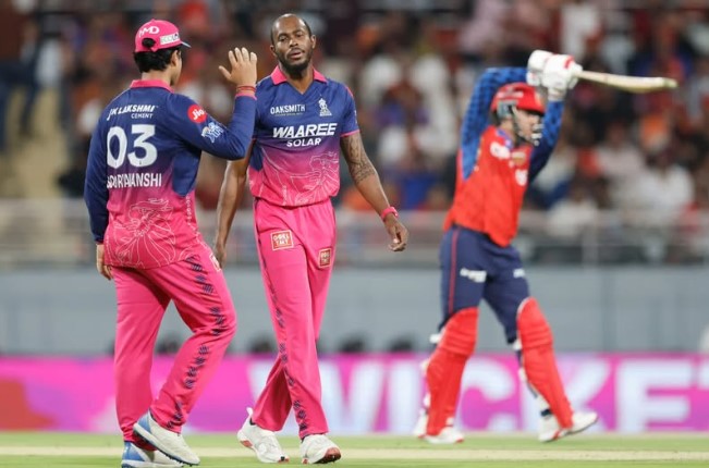 পাঞ্জাবকে প্রথম পরাজয় উপহার দিয়ে তিনে উঠল রাজস্থান।
