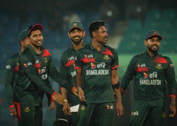 নিউজিল্যান্ডের আরও একটা উইকেট তুলে নিলেন মোস্তাফিজ। তাকে ঘিরে সতীর্থদের উল্লাস।