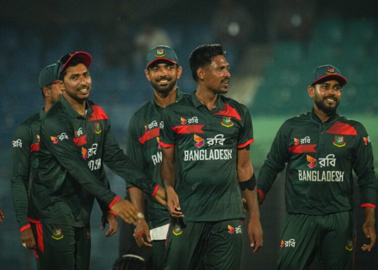 নিউজিল্যান্ডের আরও একটা উইকেট তুলে নিলেন মোস্তাফিজ। তাকে ঘিরে সতীর্থদের উল্লাস।