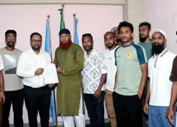 দেশের ঘরোয়া লিগে খেলা প্রায় ৩০ থেকে ৪০ জন ফুটবলার সেখানে জড়ো হন তাদের বিভিন্ন দাবি-দাওয়া নিয়ে। তারা সম্মিলিতভাবে একটি স্মারকলিপি জমা দেন