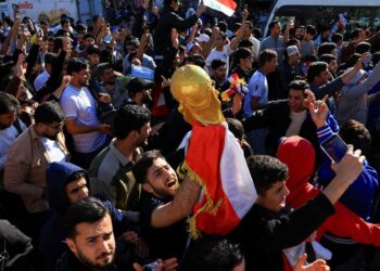 অনেক নাটক আর রোমাঞ্চের পর চূড়ান্ত হয়েছে ফিফা বিশ্বকাপ ২০২৬ এর ৪৮ দল। বিশ্বকাপ বাছাইয়ের দীর্ঘ প্রক্রিয়ায় শেষ দিনটিতেও ছিল প্রাপ্তি আর ব্যর্থতার নানা গল্প। একদিকে স্বপ্ন পূরণের উচ্ছ্বাসে উড়েছে কোনো দল, অন্য দিকে স্বপ্নভঙ্গের বেদানায় পুড়েছে কেউ। এসবের মধ্য দিয়েই চূড়ান্ত হয়েছে এবারের বিশ্বকাপের ৪৮ দল। শেষ দিকে শেষ ধাপ পেরিয়েছে ৬টি দল। বিশ্বকাপ বাছাইয়ে সবশেষ গ্রুপ পর্বে ৬ ম্যাচের ৪টিতে হেরে ২টি ড্র করে স্রেফ ২ পয়েন্ট নিয়ে গ্রুপের তলানিতে ছিল সুইডেন। তবু বাছাইয়ের প্লে-অফে জায়গা করে নিয়েছিল তারা নেশন্স লিগের পারফরম্যান্সে। সেই দলটিই বাছাইয়ের শেষ ধাপে পোল্যান্ডকে ৩-২ গোলে হারিয়ে জায়গা করে নিয়েছে বিশ্বকাপে। অথচ পরাশক্তি ইতালি ডুবে গেছে আগের দুই বিশ্বকাপের হতাশার স্রোতেই। চারবারের বিশ্ব চ্যাম্পিয়নরা বিশ্বকাপেই খেলতে পারছে না টানা তৃতীয়বার। আগামী ১১ জুন যুক্তরাষ্ট্র, মেক্সিকো ও কানাডায় যৌথভাবে অনুষ্ঠেয় টুর্নামেন্ট শুরু। এক নজরে দেখে নেওয়া যাক এবারের বিশ্বকাপের ৪৮ দল ও বিশ্ব আসরে তাদের সেরা পারফরম্যান্স: ১. কানাডা স্বাগতিক হিসেবে সরাসরি। বিশ্বকাপে সেরা পারফরম্যান্স: গ্রুপ পর্ব, ১৯৮৬ ও ২০২২ আসরে। ২. মেক্সিকো স্বাগতিক হিসেবে সরাসরি। বিশ্বকাপে সেরা পারফরম্যান্স: কোয়ার্টার-ফাইনাল, ১৯৭০ ও ১৯৮৬ আসরে। ৩. যুক্তরাষ্ট্র স্বাগতিক হিসেবে সরাসরি। বিশ্বকাপে সেরা পারফরম্যান্স: তৃতীয়, ১৯৩০ আসরে। ৪. জাপান বিশ্বকাপ চূড়ান্ত করার তারিখ : ২০ মার্চ ২০২৫ বিশ্বকাপে সেরা পারফরম্যান্স : শেষ ষোলো, ২০০২, ২০১০, ২০১৮ ও ২০২২ আসরে। ৫. নিউজিল্যান্ড বিশ্বকাপ চূড়ান্ত করার তারিখ : ২৪ মার্চ ২০২৫ বিশ্বকাপে সেরা পারফরম্যান্স : গ্রুপ পর্ব, ১৯৮২, ২০১০ আসরে ৬. ইরান বিশ্বকাপ চূড়ান্ত করার তারিখ : ২৫ মার্চ ২০২৫ বিশ্বকাপে সেরা পারফরম্যান্স : গ্রুপ পর্ব, ১৯৭৮, ১৯৯৮, ২০০৬,২০১৪, ২০১৮, ২০২২ আসরে ৭. আর্জেন্টিনা বিশ্বকাপ চূড়ান্ত করার তারিখ : ২৫ মার্চ ২০২৫ বিশ্বকাপে সেরা পারফরম্যান্স : চ্যাম্পিয়ন, ১৯৭৮, ১৯৮৬ ও ২০২২ আসরে ৮. উজবেকিস্তান বিশ্বকাপ চূড়ান্ত করার তারিখ : ৫ জুন ২০২৫ বিশ্বকাপে সেরা পারফরম্যান্স : এবারই প্রথম ৯. দক্ষিণ কোরিয়া বিশ্বকাপ চূড়ান্ত করার তারিখ : ৫ জুন ২০২৫ বিশ্বকাপে সেরা পারফরম্যান্স : চতুর্থ স্থান, ২০০২ আসরে। ১০. জর্ডান বিশ্বকাপ চূড়ান্ত করার তারিখ : ৫ জুন ২০২৫ বিশ্বকাপে সেরা পারফরম্যান্স : এবারই প্রথম ১১. অস্ট্রেলিয়া বিশ্বকাপ চূড়ান্ত করার তারিখ : ১০ জুন ২০২৫ বিশ্বকাপে সেরা পারফরম্যান্স : শেষ ষোলো, ২০০৬ ও ২০২২ আসরে ১২. ব্রাজিল বিশ্বকাপ চূড়ান্ত করার তারিখ : ১০ জুন ২০২৫ বিশ্বকাপে সেরা পারফরম্যান্স : চ্যাম্পিয়ন, ১৯৫৮, ১৯৬২, ১৯৭০, ১৯৯৪ ও ২০০২ আসরে ১৩. একুয়েডর বিশ্বকাপ চূড়ান্ত করার তারিখ : ১০ জুন ২০২৫ বিশ্বকাপে সেরা পারফরম্যান্স : শেষ ষোলো, ২০০৬ আসরে ১৪. উরুগুয়ে বিশ্বকাপ চূড়ান্ত করার তারিখ : ৪ সেপ্টেম্বর ২০২৫ বিশ্বকাপে সেরা পারফরম্যান্স : চ্যাম্পিয়ন, ১৯৩০ ও ১৯৫০ আসরে ১৫. কলম্বিয়া বিশ্বকাপ চূড়ান্ত করার তারিখ : ৪ সেপ্টেম্বর ২০২৫ বিশ্বকাপে সেরা পারফরম্যান্স : কোয়ার্টার-ফাইনাল, ২০১৪ আসরে ১৬. প্যারাগুয়ে বিশ্বকাপ চূড়ান্ত করার তারিখ : ৪ সেপ্টেম্বর ২০২৫ বিশ্বকাপে সেরা পারফরম্যান্স : কোয়ার্টার-ফাইনাল, ২০১০ আসরে ১৭. মরক্কো বিশ্বকাপ চূড়ান্ত করার তারিখ : ৫ সেপ্টেম্বর ২০২৫ বিশ্বকাপে সেরা পারফরম্যান্স : চতুর্থ স্থান, ২০২২ আসরে ১৮. তিউনিসিয়া বিশ্বকাপ চূড়ান্ত করার তারিখ : ৮ সেপ্টেম্বর ২০২৫ বিশ্বকাপে সেরা পারফরম্যান্স : গ্রুপ পর্ব, ১৯৭৮, ১৯৯৮, ২০০২, ২০০৬, ২০১৮, ২০২২ আসরে ১৯. মিশর বিশ্বকাপ চূড়ান্ত করার তারিখ : ৮ অক্টোবর ২০২৫ বিশ্বকাপে সেরা পারফরম্যান্স : শেষ ষোলো, ১৯৩৪ আসরে ২০. আলজেরিয়া বিশ্বকাপ চূড়ান্ত করার তারিখ : ৯ অক্টোবর ২০২৫ বিশ্বকাপে সেরা পারফরম্যান্স : শেষ ষোলো, ২০১৪ আসরে ২১. ঘানা বিশ্বকাপ চূড়ান্ত করার তারিখ : ১২ অক্টোবর ২০২৫ বিশ্বকাপে সেরা পারফরম্যান্স : কোয়ার্টার-ফাইনাল, ২০১০ আসরে ২২. কেপ ভার্দ’ বিশ্বকাপ চূড়ান্ত করার তারিখ : ১৩ অক্টোবর ২০২৫ বিশ্বকাপে সেরা পারফরম্যান্স : এবারই প্রথম ২৩. দক্ষিণ আফ্রিকা বিশ্বকাপ চূড়ান্ত করার তারিখ : ১৪ অক্টোবর ২০২৫ বিশ্বকাপে সেরা পারফরম্যান্স : গ্রুপ পর্ব, ১৯৯৮, ২০০২ ও ২০১০ আসরে ২৪. কাতার বিশ্বকাপ চূড়ান্ত করার তারিখ : ১৪ অক্টোবর ২০২৫ বিশ্বকাপে সেরা পারফরম্যান্স : গ্রুপ পর্ব, ২০২২ আসরে ২৫. ইংল্যান্ড বিশ্বকাপ চূড়ান্ত করার তারিখ : ১৪ অক্টোবর ২০২৫ বিশ্বকাপে সেরা পারফরম্যান্স : চ্যাম্পিয়ন, ১৯৬৬ আসরে ২৬. সৌদি আরব বিশ্বকাপ চূড়ান্ত করার তারিখ : ১৪ অক্টোবর ২০২৫ বিশ্বকাপে সেরা পারফরম্যান্স : শেষ ষোলো, ১৯৯৪ আসরে ২৭. কোত দি ভোয়া বিশ্বকাপ চূড়ান্ত করার তারিখ : ১৪ অক্টোবর ২০২৫ বিশ্বকাপে সেরা পারফরম্যান্স : গ্রুপ পর্ব, ২০০৬, ২০১০, ২০১৪ আসরে ২৮. সেনেগাল বিশ্বকাপ চূড়ান্ত করার তারিখ : ১৪ অক্টোবর ২০২৫ বিশ্বকাপে সেরা পারফরম্যান্স : কোয়ার্টার-ফাইনাল, ২০০২ আসরে ২৯. ফ্রান্স বিশ্বকাপ চূড়ান্ত করার তারিখ : ১৩ নভেম্বর ২০২৫ বিশ্বকাপে সেরা পারফরম্যান্স : চ্যাম্পিয়ন, ১৯৯৮ ও ২০১৮ আসরে ৩০. ক্রোয়েশিয়া বিশ্বকাপ চূড়ান্ত করার তারিখ : ১৪ নভেম্বর ২০২৫ বিশ্বকাপে সেরা পারফরম্যান্স : রানার্স আপ, ২০১৮ আসরে ৩১. পর্তুগাল বিশ্বকাপ চূড়ান্ত করার তারিখ : ১৬ নভেম্বর ২০২৫ বিশ্বকাপে সেরা পারফরম্যান্স : তৃতীয় স্থান, ১৯৬৬ আসরে ৩২. নরওয়ে বিশ্বকাপ চূড়ান্ত করার তারিখ : ১৬ নভেম্বর ২০২৫ বিশ্বকাপে সেরা পারফরম্যান্স : শেষ ষোলো, ১৯৩৮ ও ১৯৯৮ আসরে ৩৩. জার্মানি বিশ্বকাপ চূড়ান্ত করার তারিখ : ১৭ নভেম্বর ২০২৫ বিশ্বকাপে সেরা পারফরম্যান্স : চ্যাম্পিয়ন, ১৯৫৪, ১৯৭৪, ১৯৯০ ও ২০১৪ আসরে ৩৪. নেদারল্যান্ডস বিশ্বকাপ চূড়ান্ত করার তারিখ : ১৭ নভেম্বর ২০২৫ বিশ্বকাপে সেরা পারফরম্যান্স : রানার্স আপ, ১৯৭৪, ১৯৭৮, ২০১০ আসরে ৩৫. বেলজিয়াম বিশ্বকাপ চূড়ান্ত করার তারিখ : ১৮ নভেম্বর ২০২৫ বিশ্বকাপে সেরা পারফরম্যান্স : তৃতীয় স্থান, ২০১৮ আসরে ৩৬. অস্ট্রিয়া বিশ্বকাপ চূড়ান্ত করার তারিখ : ১৮ নভেম্বর ২০২৫ বিশ্বকাপে সেরা পারফরম্যান্স : তৃতীয় স্থান, ১৯৫৪ আসরে ৩৭. সুইজারল্যান্ড বিশ্বকাপ চূড়ান্ত করার তারিখ : ১৮ নভেম্বর ২০২৫ বিশ্বকাপে সেরা পারফরম্যান্স : কোয়ার্টার-ফাইনাল, ১৯৩৪, ১৯৩৮ ও ১৯৫৪ আসরে ৩৮. স্পেন বিশ্বকাপ চূড়ান্ত করার তারিখ : ১৮ নভেম্বর ২০২৫ বিশ্বকাপে সেরা পারফরম্যান্স : চ্যাম্পিয়ন, ২০১০ আসরে ৩৯. স্কটল্যান্ড বিশ্বকাপ চূড়ান্ত করার তারিখ : ১৮ নভেম্বর ২০২৫ বিশ্বকাপে সেরা পারফরম্যান্স : গ্রুপ পর্ব, ১৯৫৪, ১৯৫৮, ১৯৭৪, ১৯৭৮, ১৯৮২, ১৯৮৬, ১৯৯০, ১৯৯৮ আসরে ৪০. পানামা বিশ্বকাপ চূড়ান্ত করার তারিখ : ১৯ নভেম্বর ২০২৫ বিশ্বকাপে সেরা পারফরম্যান্স : গ্রুপ পর্ব, ২০১৮ আসরে ৪১. হাইতি বিশ্বকাপ চূড়ান্ত করার তারিখ : ১৯ নভেম্বর ২০২৫ বিশ্বকাপে সেরা পারফরম্যান্স : গ্রুপ পর্ব, ১৯৭৪ আসরে ৪২. কুরাসাও বিশ্বকাপ চূড়ান্ত করার তারিখ : ১৯ নভেম্বর ২০২৫ বিশ্বকাপে সেরা পারফরম্যান্স : এবারই প্রথম ৪৩. সুইডেন বিশ্বকাপ চূড়ান্ত করার তারিখ : ৩১ মার্চ ২০২৬ বিশ্বকাপে সেরা পারফরম্যান্স : রানার্স আপ, ১৯৫৮ আসরে ৪৪. তুরস্ক বিশ্বকাপ চূড়ান্ত করার তারিখ : ৩১ মার্চ ২০২৫ বিশ্বকাপে সেরা পারফরম্যান্স : তৃতীয় স্থান, ২০০২ ৪৫. চেক প্রজাতন্ত্র বিশ্বকাপ চূড়ান্ত করার তারিখ : ৩১ মার্চ ২০২৫ বিশ্বকাপে সেরা পারফরম্যান্স : রানার্স আপ, ১৯৩৪ ও ১৯৬২ আসরে ৪৬. বসনিয়া ও হার্জেগোভিনা বিশ্বকাপ চূড়ান্ত করার তারিখ : ৩১ মার্চ ২০২৫ বিশ্বকাপে সেরা পারফরম্যান্স : গ্রুপ পর্ব, ২০১৪ আসরে ৪৭. ডিআর কঙ্গো বিশ্বকাপ চূড়ান্ত করার তারিখ : ৩১ মার্চ ২০২৫ বিশ্বকাপে সেরা পারফরম্যান্স : গ্রুপ পর্ব, ১৯৭৪ আসরে ৪৮. ইরাক বিশ্বকাপ চূড়ান্ত করার তারিখ : ৩১ মার্চ ২০২৫ বিশ্বকাপে সেরা পারফরম্যান্স : গ্রুপ পর্ব, ১৯৮৬ আসরে বিশ্বকাপে কোন গ্রুপে কোন দল: গ্রুপ ‘এ’ : মেক্সিকো, দক্ষিণ আফ্রিকা, দক্ষিণ কোরিয়া, চেক প্রজাতন্ত্র গ্রুপ ‘বি’ : কানাডা, বসনিয়া ও হার্জেগোভিনা, কাতার, সুইজারল্যান্ড গ্রুপ ‘সি’ : ব্রাজিল, মরক্কো, হাইতি, স্কটল্যান্ড গ্রুপ ‘ডি’ : যুক্তরাষ্ট্র, প্যারাগুয়ে, অস্ট্রেলিয়া, তুরস্ক গ্রুপ ‘ই’ : জার্মানি, কুরাসাও, কোত দি ভোয়া, একুয়েডর গ্রুপ ‘এফ’ : নেদারল্যান্ড, জাপান, সুইডেন, তিউনিসিয়া গ্রুপ ‘জি’ : বেলজিয়াম, মিশর, ইরান, নিউ জিল্যান্ড গ্রুপ ‘এইচ’ : স্পেন, কেপ ভার্দ, সৌদি আরব, উরুগুয়ে গ্রুপ ‘আই’ : ফ্রান্স, সেনেগাল, ইরাক, নরওয়ে গ্রুপ ‘জে’ : আর্জেন্টিনা, আলজেরিয়া, অস্ট্রিয়া, জর্ডান গ্রুপ ‘কে’ : পর্তুগাল, ডিআর কঙ্গো, উজবেকিস্তান, কলম্বিয়া গ্রুপ ‘এল’ : ইংল্যান্ড, ক্রোয়েশিয়া, ঘানা, পানামা।