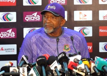 প্রধান কোচ ফিল সিমন্স! বাংলাদেশ ক্রিকেট বোর্ডে পরিবর্তন কিছুই আর অবাক করে না - সিমন্স কে ( টাইগার প্রধান )। নিউজিল্যান্ডের বিপক্ষে...