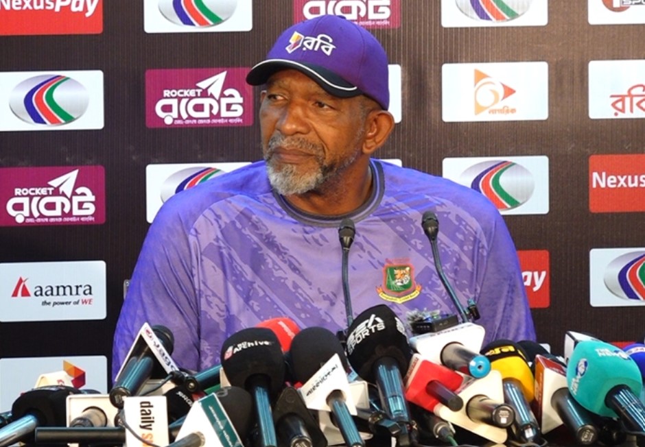 বোর্ডে পরিবর্তন কিছুই আর অবাক করে না - সিমন্স