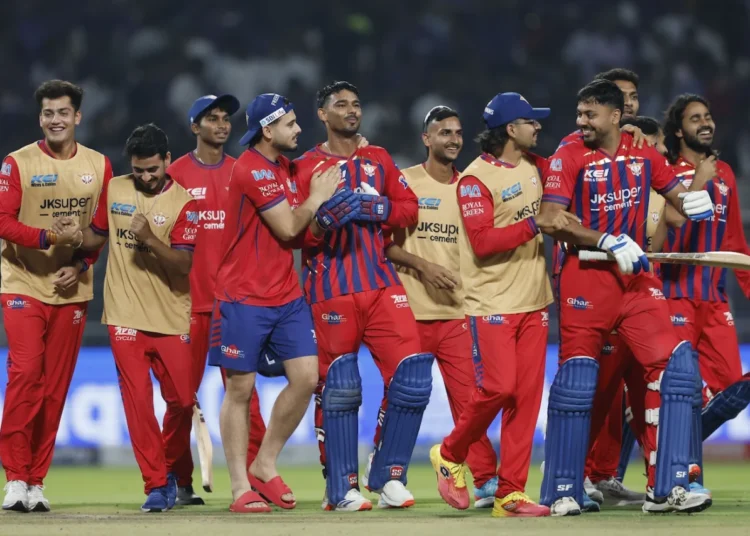 মুকুল ঝড়ে বিধ্বস্ত কলকাতা