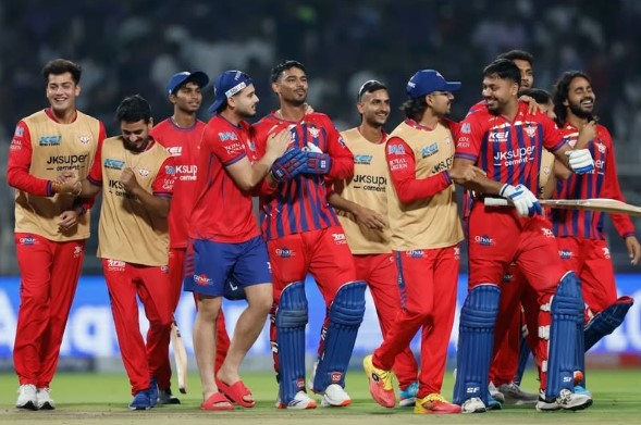 মুকুল ঝড়ে বিধ্বস্ত কলকাতা।