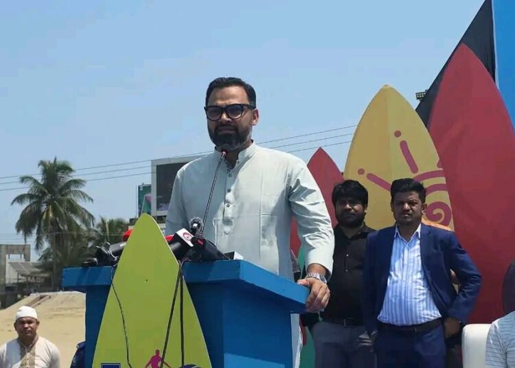 কক্সবাজারের লাবনী পয়েন্ট ৮ম জাতীয় সার্ফিং প্রতিযোগিতার উদ্বোধন করেন যুব ও ক্রীড়া প্রতিমন্ত্রী আমিনুল হক।