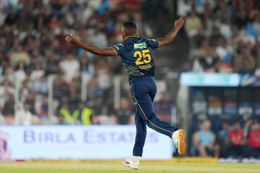 ছয় ম্যাচ জয়হীন কলকাতা, গুজরাতের হ্যাটট্রিক জয়