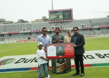 রুবেলের হাতে বিসিবির সম্মাননা স্মারক