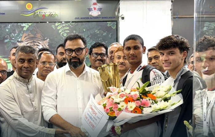 সাফ অনূর্ধ্ব ২০ শিরোপা জয়ী বাংলাদেশ দলকে বিমানবন্দরে ফুল দিয়ে বরণ করে নেন যুব ও ক্রীড়া প্রতিমন্ত্রী
