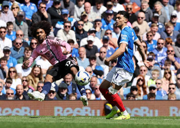 পোর্টসমাউথের আন্দ্রে ডোজেলের সাথে বল দখলের লড়াইয়ে লেস্টার সিটির হামজা চৌধুরী।