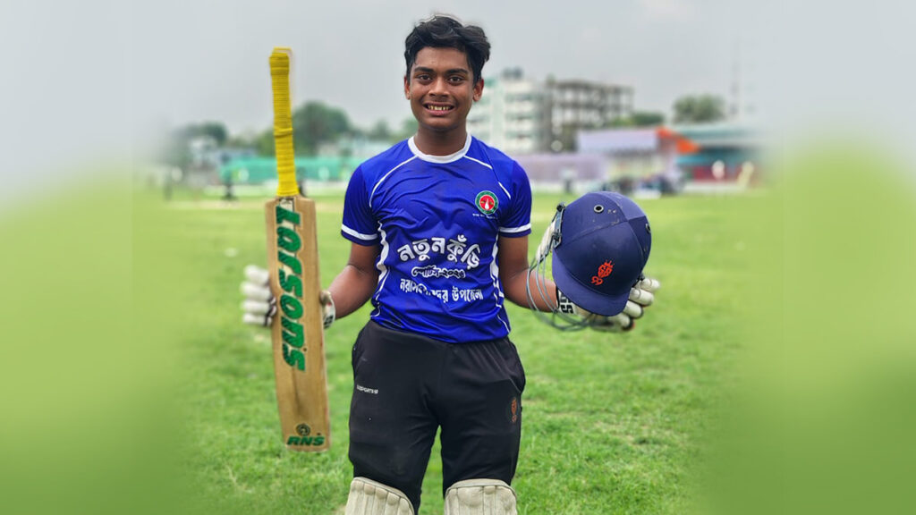 নতুন কুঁড়ি ক্রিকেটে ১০ ওভারের ম্যাচে ৩২ বলে ১০৮ রান করলেন নরসিংদীর তরিকুল পরশ।