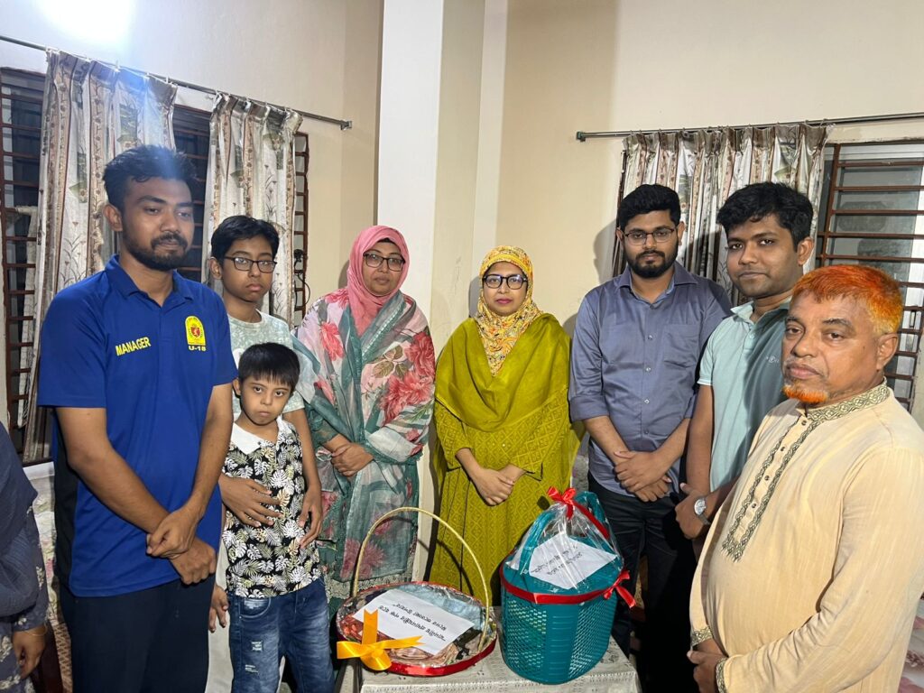 ফেনীর স্কুল শিক্ষিকা সৈয়দা খালেদা আক্তার পলিকে ঈদ উপহার পাঠিয়েছেন প্রধানমন্ত্রী।