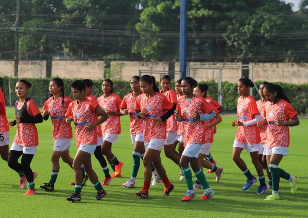 ব্যাংককে ঘাম ঝরাচ্ছেন দেশের নারী ফুটবলাররা