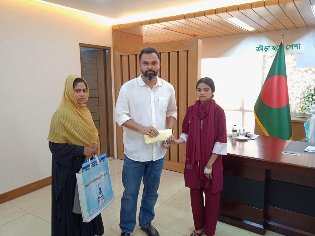 ক্রীড়া প্রতিমন্ত্রী মোঃ আমিনুল হক উন্নত চিকিৎসার জন্য তার পরিবারের হাতে নগদ আর্থিক সহায়তা তুলে দেন