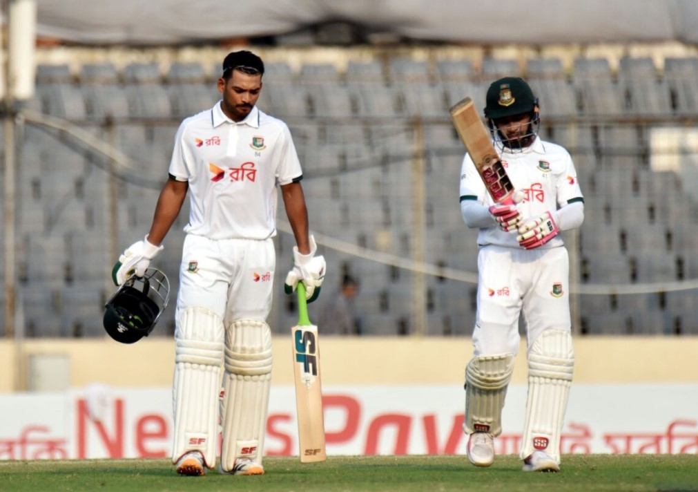 সকালে ফিরে গেলেন মুশফিক