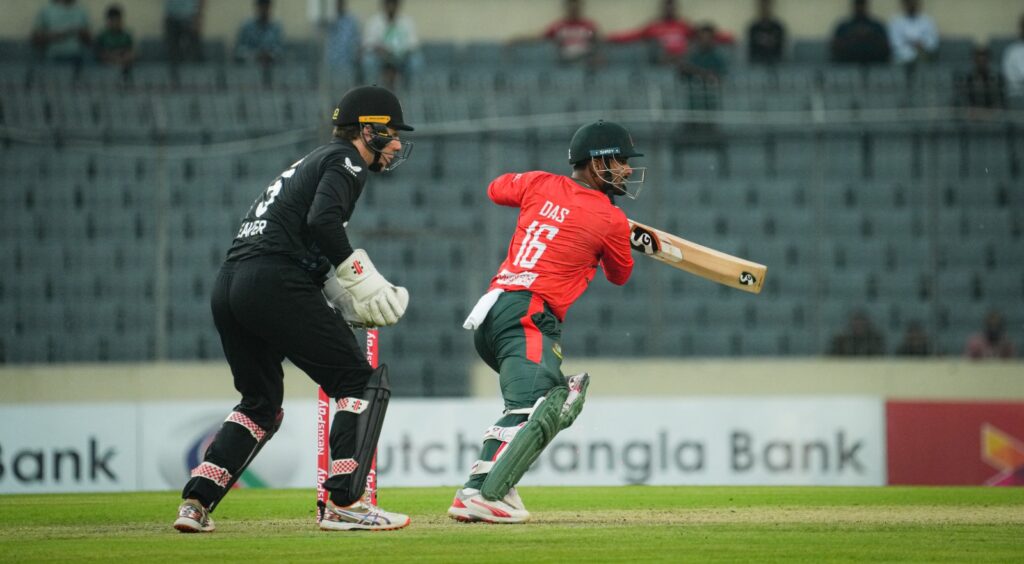 থেমেছে বৃষ্টি খেলা শুরুর অপেক্ষা
