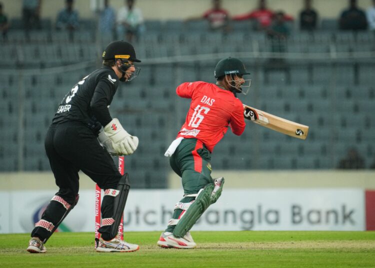 থেমেছে বৃষ্টি খেলা শুরুর অপেক্ষা