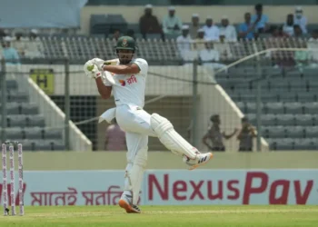 মিরপুরে শুরু হচ্ছে বাংলাদেশ ও পাকিস্তান দুই ম্যাচের টেস্ট সিরিজের প্রথম ম্যাচ। শুক্রবার টেস্টের প্রথম দিনে লাঞ্চ বিরতিতে বাংলাদেশের সংগ্রহ ২৬ ওভারে ২ উইকেটে ১০১ রান। নাজমুল হোসেন শান্ত ৩৯ ও মুমিনুল হক ৩১ রানে অপরাজিত আছেন। সকালে পাকিস্তান টস ভাগ্যে জয় পেলেও এক দুঃসংবাদ নিয়ে তাদের ম্যাচটা শুরু করতে হয়েছে। সাবেক অধিনায়ক বাবর আজম পাকিস্তান সুপার লিগ খেলে প্রথম টেস্টের জন্য ছুটে আসলেও তাকে বাদ দিয়েই দল সাজাতে হয়েছে তাদের। ইনজুরির কারণে তিনি এ ম্যাচে খেলতে পারছেন না। বাম হাঁটুর ইনজুরিতে ভুগছেন পাকিস্তান ব্যাটিং অর্ডারের এই নির্ভরযোগ্য ব্যাটার। বাবরের এই ইনজুরি পাকিস্তান দলের জন্য বেশ হতাশার। সে সঙ্গে অধিনায়ক শন মাসুদের জন্য। বাবর ফেরায় তার মনে খুশির যে আমেজ বয়ে গিয়েছিল তা তিনি গোপন করেননি। বৃহষ্পতিবার সংবাদ সম্মেলনে বাবরকে পাওয়ার স্বস্তি প্রকাশ করে বলেছিলেন, বাবর পাকিস্তান জম্ম নেওয়া সেরা ব্যাটারদের একজন। তাকে রানে দেখতে পাওয়া দারুন ব্যাপার। আশা করি পিএসএলের মতো সে এখানে রান পাবে।’ বাংলাদেশের জন্য এই সিরিজটি পাকিস্তানের ওপর আধিপত্য ধরে রাখার মিশন। একটা সময়ে পাকিস্তানের কাছে অসহায় আত্মসমর্পন করলেও সর্বশেষ সিরিজে পাকিস্তানকে নাস্তানাবুদ করেছে বাংলাদেশ। পাকিস্তানের মাটিতে পাকিস্তানকে হোয়াইট ওয়াশ করেছিল টাইগাররা। ২০২৪ সালের অনুষ্ঠিত সর্বশেষ সিরিজে দুই ম্যাচের দুটোতেই জয় পেয়েছিল বাংলাদেশ। এবার নিজেদের মাটিতে সিরিজে। ফলে বাংলাদেশের সামনে দারুণ একটা সুযোগ রয়েছে সাফল্যের সেই ধারাবাহিকতা ধরে রাখার। সে লক্ষ্য নিয়ে শুরু হওয়া ম্যাচে সাদমান ইসলাম ও মাহমুদুল হাসান জয় ব্যাটিং শুরু করেছেন। উভয় ব্যাটার দারুণ শুরুর ইঙ্গিত দিলেও ফিরে গেছেন মাহমুদুল হাসান জয়। শাহীন শাহ আফ্রিদির বলে মোহাম্মদ রিজওয়ানের হাতে ধরা পড়ার আগে ১৯ বলে করেছেন ৮ রান। সাদমানকে সঙ্গ দিতে নতুন ব্যাটার হিসেবে ক্রিজে এসেছেন মমিনুল হক। সাদমান ৬ রানে ব্যাট করছেন। বাংলাদেশ একাদশ নাজমুল হোসেন (অধিনায়ক), মাহমুদুল হাসান, সাদমান ইসলাম, মুমিনুল হক, মুশফিকুর রহিম, লিটন দাস (উইকেটকিপার), মেহেদী হাসান মিরাজ, তাইজুল ইসলাম, তাসকিন আহমেদ, নাহিদ রানা ও ইবাদত হোসেন। পাকিস্তান একাদশ আজান আওয়াইস, ইমাম–উল–হক, আব্দুল্লাহ ফজল, শান মাসুদ (অধিনায়ক), সৌদ শাকিল, মোহাম্মদ রিজওয়ান (উইকেটকিপার), সালমান আগা, শাহিন আফ্রিদি, নোমান আলী, হাসান আলী ও মুহাম্মদ আব্বাস।