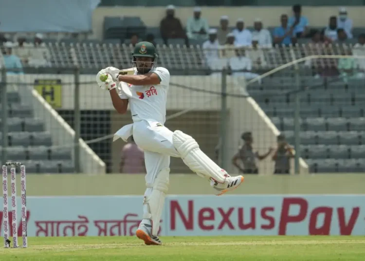 মিরপুরে শুরু হচ্ছে বাংলাদেশ ও পাকিস্তান দুই ম্যাচের টেস্ট সিরিজের প্রথম ম্যাচ। শুক্রবার টেস্টের প্রথম দিনে লাঞ্চ বিরতিতে বাংলাদেশের সংগ্রহ ২৬ ওভারে ২ উইকেটে ১০১ রান। নাজমুল হোসেন শান্ত ৩৯ ও মুমিনুল হক ৩১ রানে অপরাজিত আছেন। সকালে পাকিস্তান টস ভাগ্যে জয় পেলেও এক দুঃসংবাদ নিয়ে তাদের ম্যাচটা শুরু করতে হয়েছে। সাবেক অধিনায়ক বাবর আজম পাকিস্তান সুপার লিগ খেলে প্রথম টেস্টের জন্য ছুটে আসলেও তাকে বাদ দিয়েই দল সাজাতে হয়েছে তাদের। ইনজুরির কারণে তিনি এ ম্যাচে খেলতে পারছেন না। বাম হাঁটুর ইনজুরিতে ভুগছেন পাকিস্তান ব্যাটিং অর্ডারের এই নির্ভরযোগ্য ব্যাটার। বাবরের এই ইনজুরি পাকিস্তান দলের জন্য বেশ হতাশার। সে সঙ্গে অধিনায়ক শন মাসুদের জন্য। বাবর ফেরায় তার মনে খুশির যে আমেজ বয়ে গিয়েছিল তা তিনি গোপন করেননি। বৃহষ্পতিবার সংবাদ সম্মেলনে বাবরকে পাওয়ার স্বস্তি প্রকাশ করে বলেছিলেন, বাবর পাকিস্তান জম্ম নেওয়া সেরা ব্যাটারদের একজন। তাকে রানে দেখতে পাওয়া দারুন ব্যাপার। আশা করি পিএসএলের মতো সে এখানে রান পাবে।’ বাংলাদেশের জন্য এই সিরিজটি পাকিস্তানের ওপর আধিপত্য ধরে রাখার মিশন। একটা সময়ে পাকিস্তানের কাছে অসহায় আত্মসমর্পন করলেও সর্বশেষ সিরিজে পাকিস্তানকে নাস্তানাবুদ করেছে বাংলাদেশ। পাকিস্তানের মাটিতে পাকিস্তানকে হোয়াইট ওয়াশ করেছিল টাইগাররা। ২০২৪ সালের অনুষ্ঠিত সর্বশেষ সিরিজে দুই ম্যাচের দুটোতেই জয় পেয়েছিল বাংলাদেশ। এবার নিজেদের মাটিতে সিরিজে। ফলে বাংলাদেশের সামনে দারুণ একটা সুযোগ রয়েছে সাফল্যের সেই ধারাবাহিকতা ধরে রাখার। সে লক্ষ্য নিয়ে শুরু হওয়া ম্যাচে সাদমান ইসলাম ও মাহমুদুল হাসান জয় ব্যাটিং শুরু করেছেন। উভয় ব্যাটার দারুণ শুরুর ইঙ্গিত দিলেও ফিরে গেছেন মাহমুদুল হাসান জয়। শাহীন শাহ আফ্রিদির বলে মোহাম্মদ রিজওয়ানের হাতে ধরা পড়ার আগে ১৯ বলে করেছেন ৮ রান। সাদমানকে সঙ্গ দিতে নতুন ব্যাটার হিসেবে ক্রিজে এসেছেন মমিনুল হক। সাদমান ৬ রানে ব্যাট করছেন। বাংলাদেশ একাদশ নাজমুল হোসেন (অধিনায়ক), মাহমুদুল হাসান, সাদমান ইসলাম, মুমিনুল হক, মুশফিকুর রহিম, লিটন দাস (উইকেটকিপার), মেহেদী হাসান মিরাজ, তাইজুল ইসলাম, তাসকিন আহমেদ, নাহিদ রানা ও ইবাদত হোসেন। পাকিস্তান একাদশ আজান আওয়াইস, ইমাম–উল–হক, আব্দুল্লাহ ফজল, শান মাসুদ (অধিনায়ক), সৌদ শাকিল, মোহাম্মদ রিজওয়ান (উইকেটকিপার), সালমান আগা, শাহিন আফ্রিদি, নোমান আলী, হাসান আলী ও মুহাম্মদ আব্বাস।