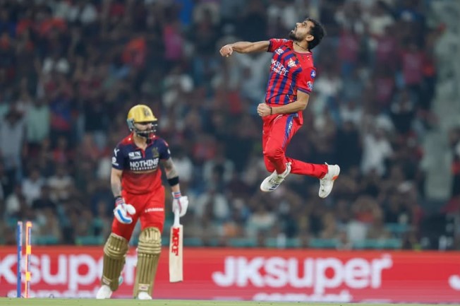 ছয় হারের পর লখনউ জিতে পিছিয়ে দিল বেঙ্গালুরুকে।