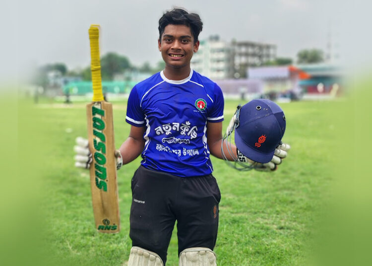 নতুন কুঁড়ি ক্রিকেটে ১০ ওভারের ম্যাচে ৩২ বলে ১০৮ রান করলেন নরসিংদীর তরিকুল পরশ।