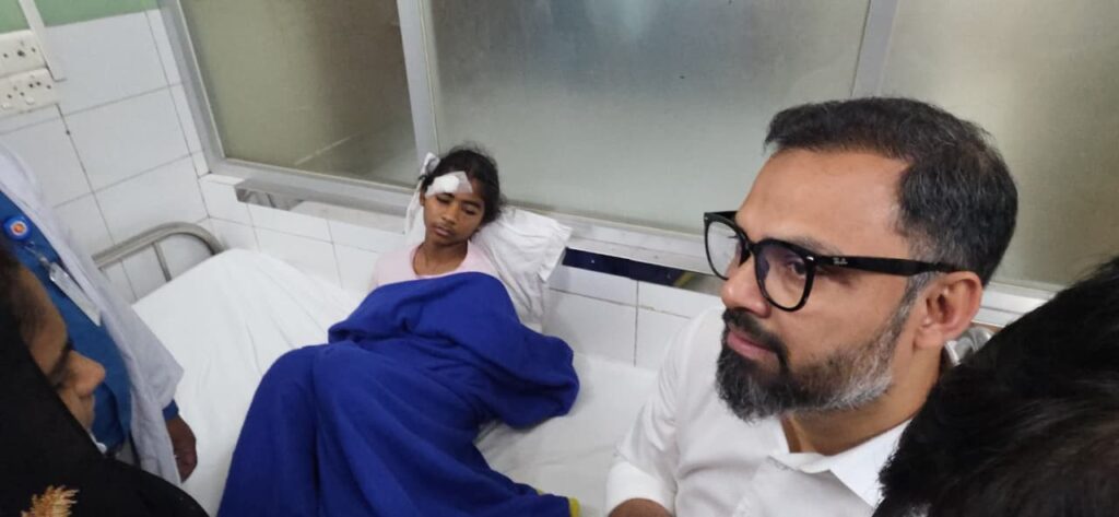 দুর্ঘটনার শিকার ক্ষুদে ফুটবলার সোহাদা - পাশে ক্রীড়া প্রতিমন্ত্রী