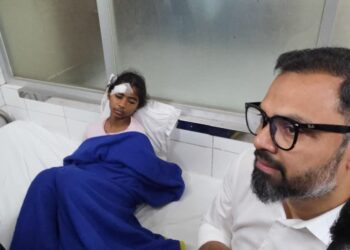 দুর্ঘটনার শিকার ক্ষুদে ফুটবলার সোহাদা - পাশে ক্রীড়া প্রতিমন্ত্রী