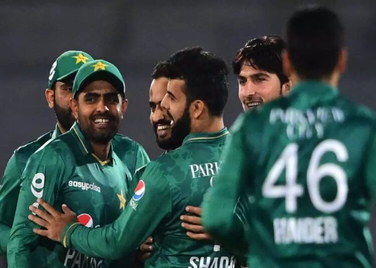 বাবরকে ফিরিয়ে অস্ট্রেলিয়ার বিপক্ষে শক্তিশালী দল ঘোষণা পাকিস্তানের